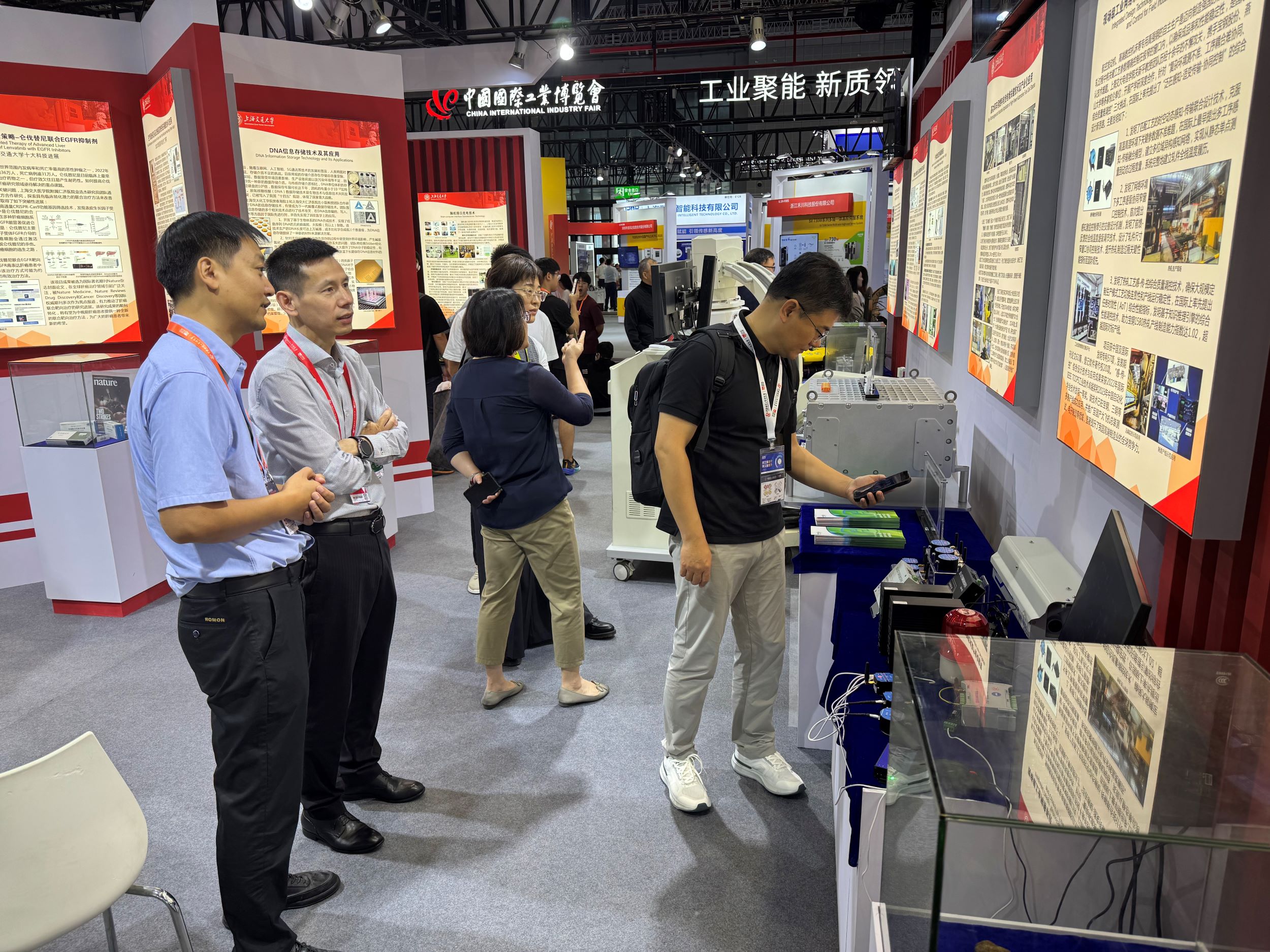 4-1 团队成员与行业专家交流热烈.jpg 4-1 团队成员与行业专家交流热烈.jpg